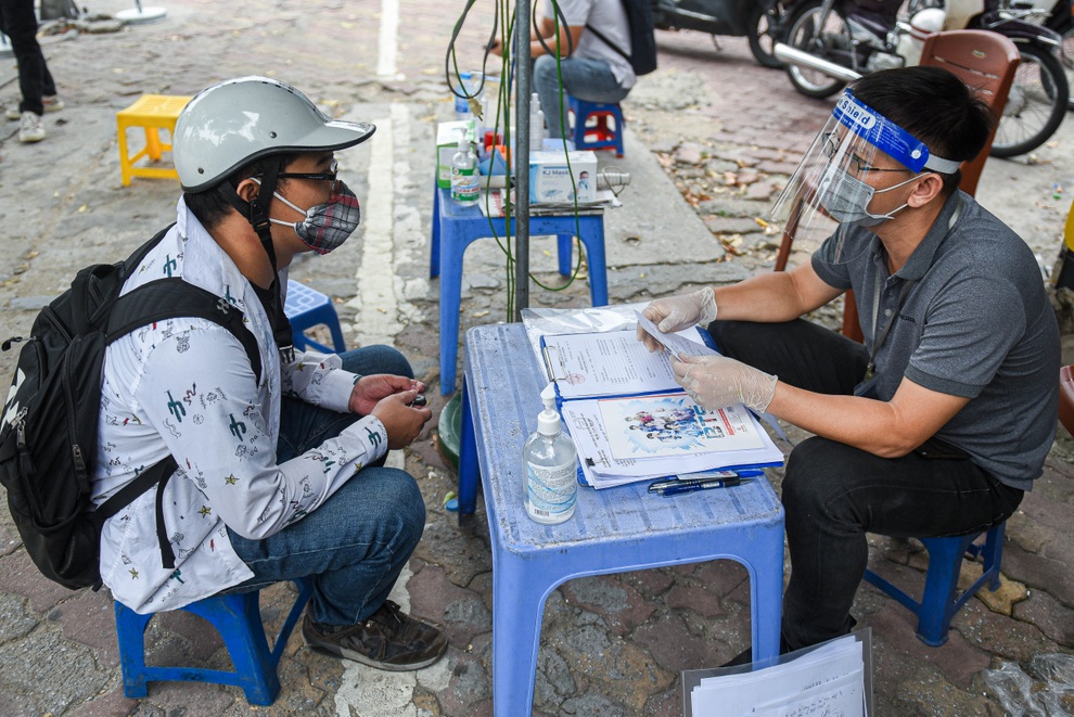 Nhiều người dân thiếu giấy đi đường, đi chợ sai ngày, không đúng giờ - 9 Nhiều người dân thiếu giấy đi đường, đi chợ sai ngày, không đúng giờ - 9