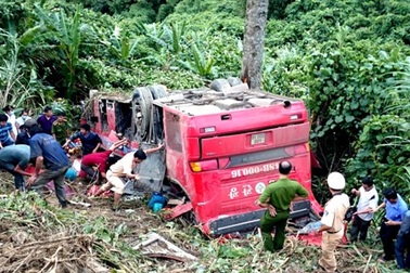 Xe chở 43 người rơi xuống vực, 1 người chết, 7 người mắc kẹt