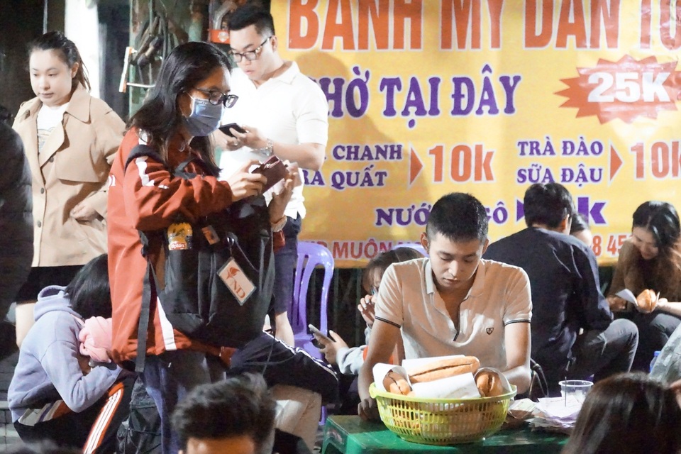 Xếp hàng lúc 2h sáng để chờ mua bánh mì “dân tổ” - 7 Xếp hàng lúc 2h sáng để chờ mua bánh mì “dân tổ” - 7