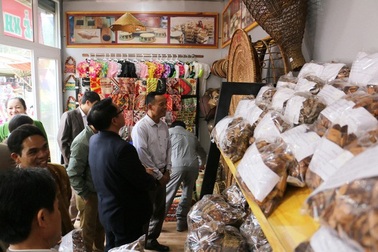 Người dân miền núi thu nhập hàng trăm triệu đồng nhờ hàng "đặc sản" lên kệ