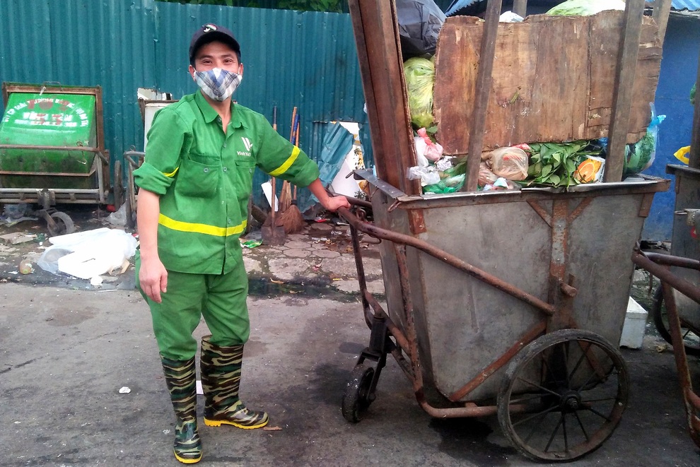 Làm việc mùa giãn cách, công nhân vệ sinh vượt qua nỗi sợ dịch bệnh - 1 Làm việc mùa giãn cách, công nhân vệ sinh vượt qua nỗi sợ dịch bệnh - 1