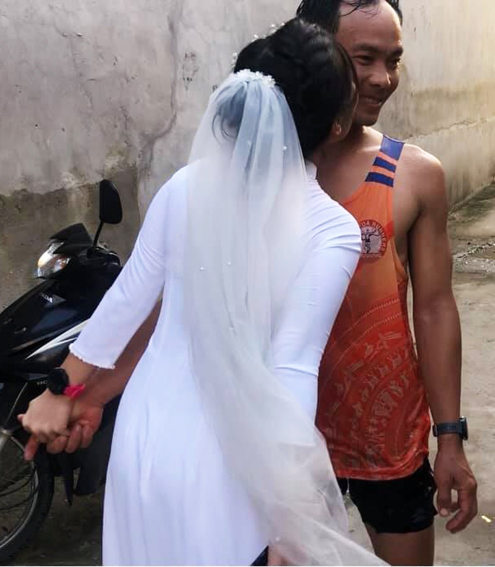 Chú rể chạy bộ gần 20km để đón dâu trong ngày cưới - 2 Chú rể chạy bộ gần 20km để đón dâu trong ngày cưới - 2