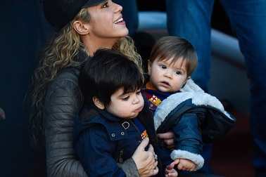Shakira bế 2 con đi xem bóng đá