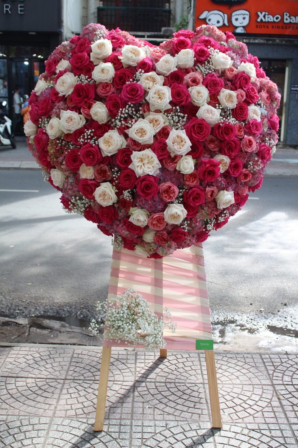 Đại gia chơi trội mua bó hoa 40 triệu đồng tặng bạn gái dịp Valentine - 4 Đại gia chơi trội mua bó hoa 40 triệu đồng tặng bạn gái dịp Valentine - 4