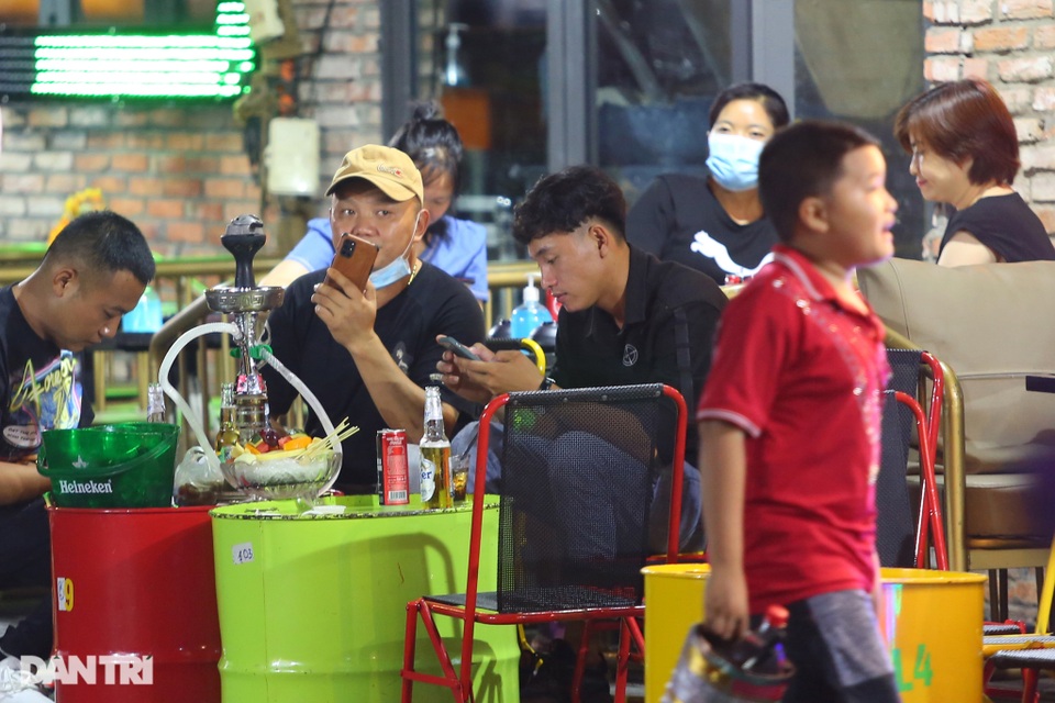 Cảnh đối lập ở Bùi Viện: Nơi đóng cửa im lìm, bên ăn nhậu đông vui tấp nập - 9 Cảnh đối lập ở Bùi Viện: Nơi đóng cửa im lìm, bên ăn nhậu đông vui tấp nập - 9