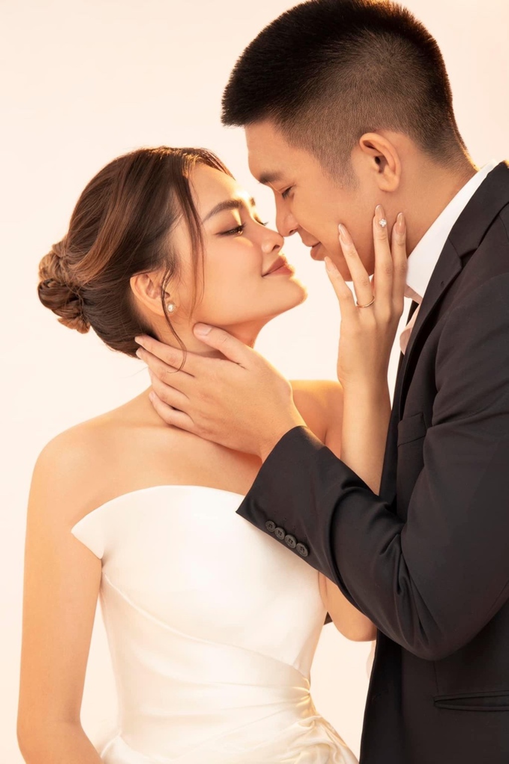 Cặp đôi Linda Ngô và Phong Đạt: Yêu công khai, yêu xa và yêu dài lâu - 6 Cặp đôi Linda Ngô và Phong Đạt: Yêu công khai, yêu xa và yêu dài lâu - 6