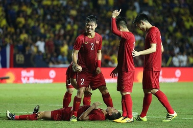 Thưởng 100 triệu cho cầu thủ Việt Nam ghi bàn đầu tiên ở chung kết King’s Cup