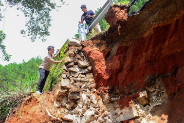 Đèo Tà Nung ở Đà Lạt sạt lở, kè taluy trôi khỏi vị trí gần 40m
