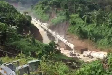 Nước lũ đổ về nhà máy thủy điện Đắk Sin gây vỡ đường ống áp lực