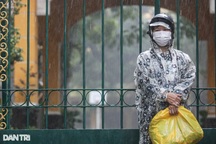 Phụ huynh TPHCM dầm mưa cả buổi để chờ con thi tốt nghiệp THPT