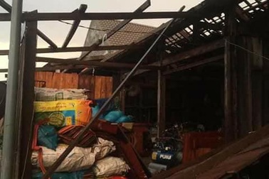 3 người trọng thương, 600 nhà dân tốc mái vì lốc xoáy