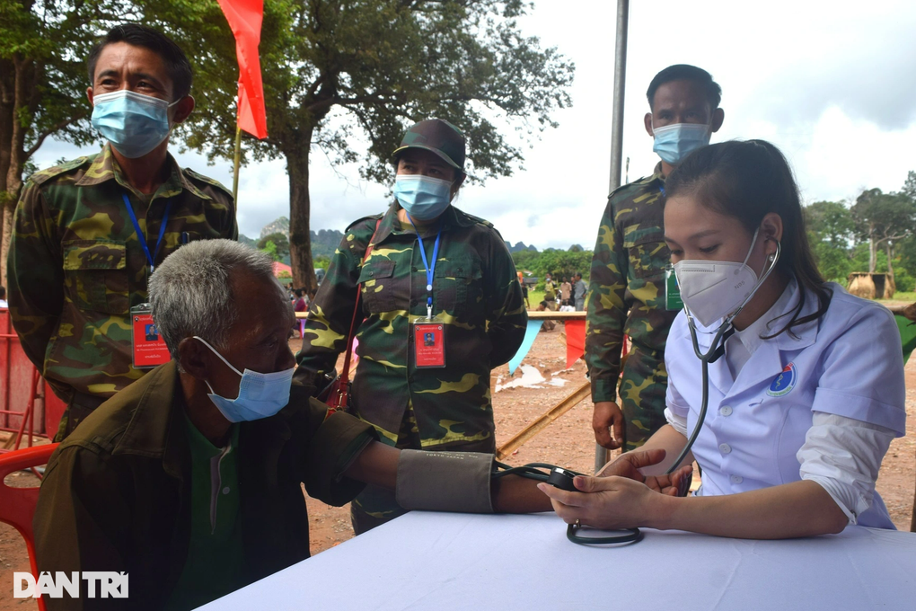 Mở gian hàng Việt giá 0 đồng, tặng công trình ánh sáng trên đất Lào - 3