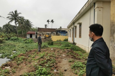 Nhóm côn đồ ném mắm tôm vào nhà trưởng thôn vì bị ngăn san lấp đất công