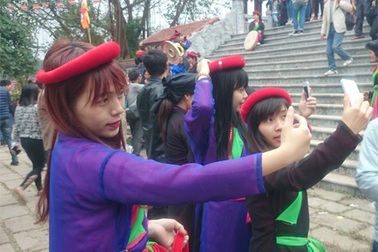 Bỏ 50.000 đồng để hóa thành "liền anh, liền chị" tại hội Lim