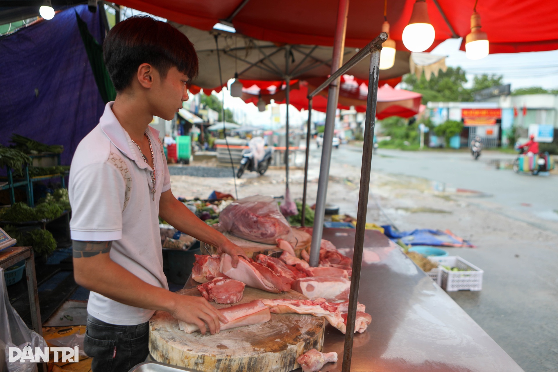 Con đường hàng trăm hố bom, vá đi vá lại sau mỗi cơn mưa ở TPHCM - 8 Con đường hàng trăm hố bom, vá đi vá lại sau mỗi cơn mưa ở TPHCM - 8