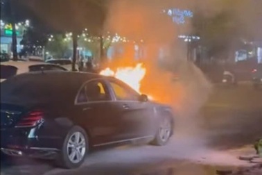 Ô tô Mercedes bốc cháy ngùn ngụt trên đường Hà Nội