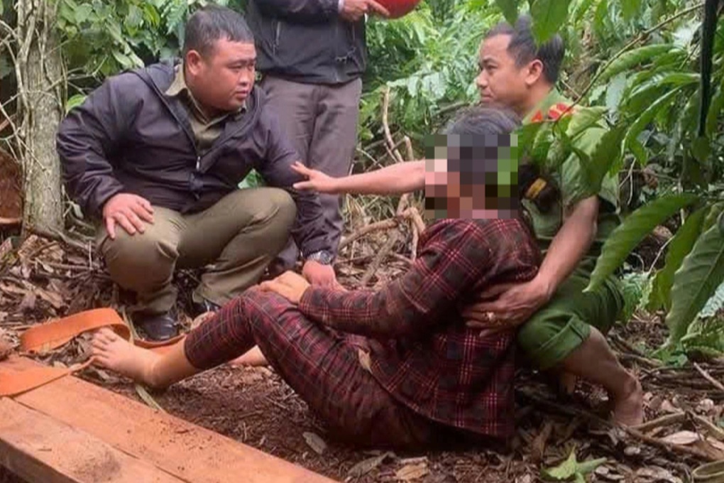 Công an giải cứu người phụ nữ rơi xuống giếng sâu 25m khi hái cà phê - 2 Công an giải cứu người phụ nữ rơi xuống giếng sâu 25m khi hái cà phê - 2