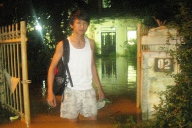 Nước lũ dâng nhanh trong đêm, người dân dọn đồ chạy lũ