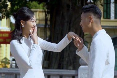 Phỏng vấn tuyển dụng nhân viên mới, chàng trai "chấm" luôn được vợ xinh đẹp