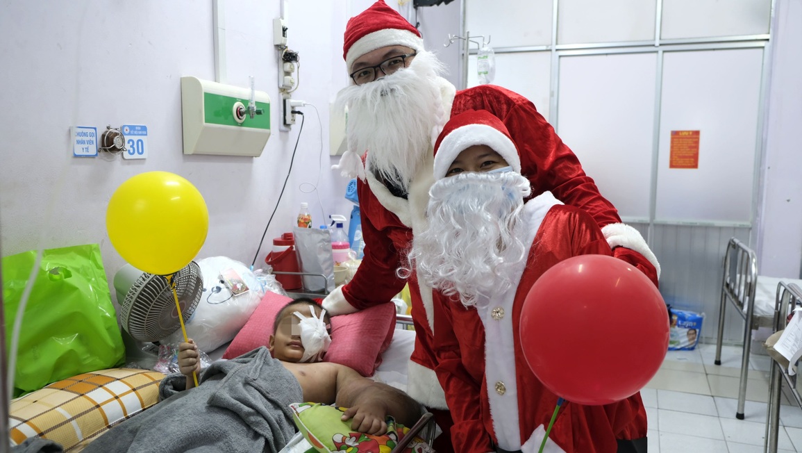 Ông già Noel F0 mặc đồ bảo hộ phát quà cho trẻ em điều trị Covid-19 - 3 Ông già Noel F0 mặc đồ bảo hộ phát quà cho trẻ em điều trị Covid-19 - 3