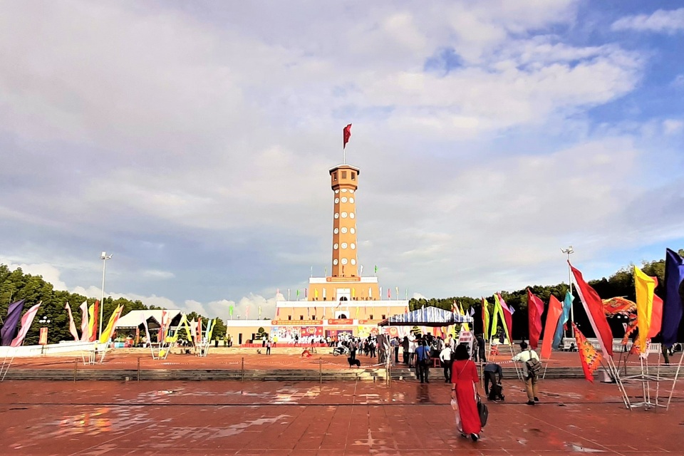 Người dân đất Mũi háo hức đi vỏ lãi bầu cử tại Cột cờ Hà Nội ở Mũi Cà Mau - 4 Người dân đất Mũi háo hức đi vỏ lãi bầu cử tại Cột cờ Hà Nội ở Mũi Cà Mau - 4