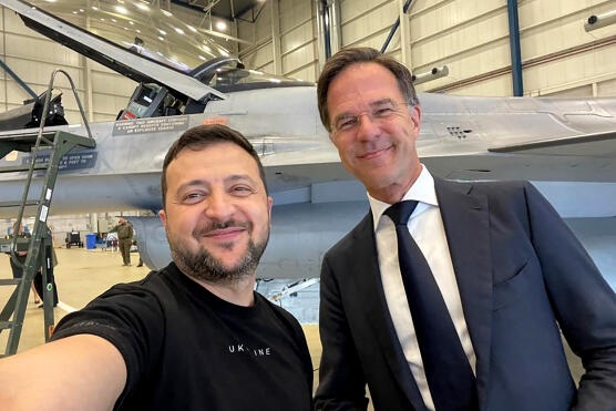 Tổng thống Ukraine Volodymyr Zelensky (trái) chụp ảnh selfie với cựu Thủ tướng Hà Lan Mark Rutte (phải) trong chuyến thăm tới căn cứ không quân Eindhoven ngày 20/8/2023 (Ảnh: AFP).