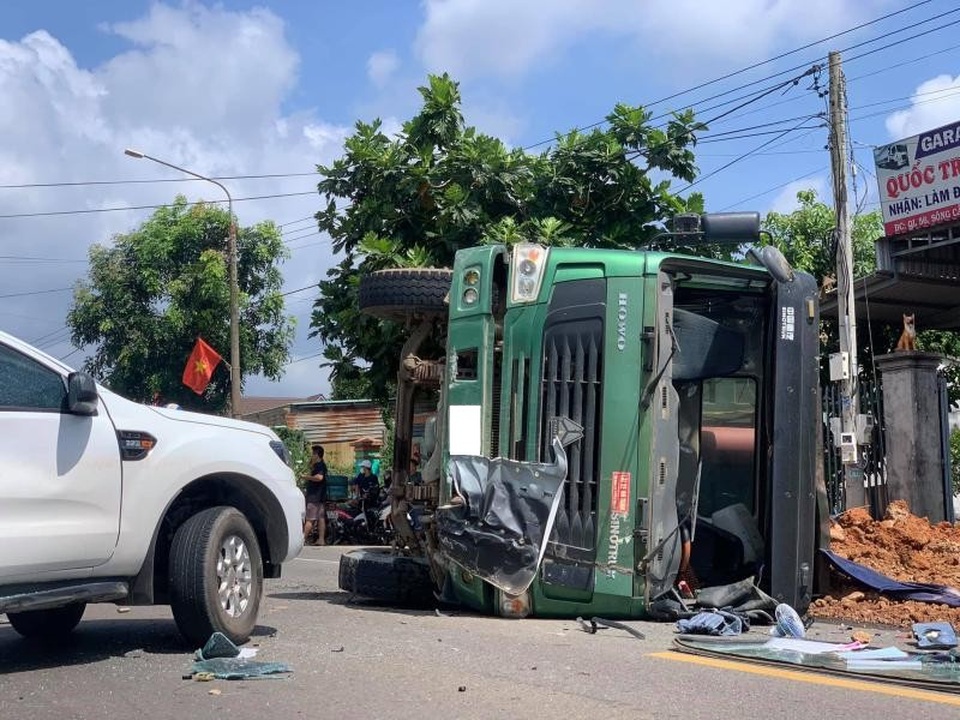Xe ben lật nghiêng vì đánh lái gấp tránh xe con đi từ trong hẻm sang đường - 1 Xe ben lật nghiêng vì đánh lái gấp tránh xe con đi từ trong hẻm sang đường - 1