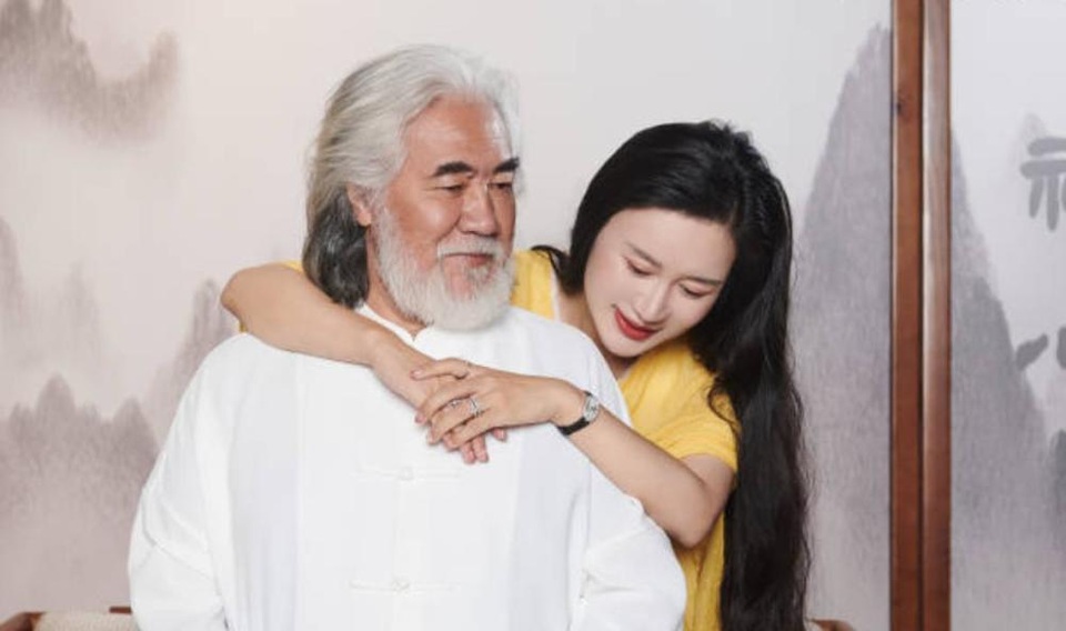 Hôn nhân thị phi của đạo diễn 70 tuổi kết hôn với nữ trợ lý kém 31 tuổi - 8 Hôn nhân thị phi của đạo diễn 70 tuổi kết hôn với nữ trợ lý kém 31 tuổi - 8
