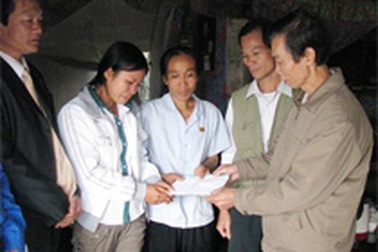 Báo Dân trí trao quà cho gia đình em Lê Thị Dung