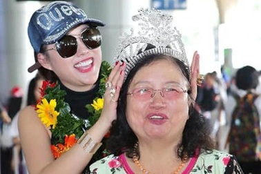 Phi Thanh Vân đau lòng vì mẹ mất nhưng không thể ở bên