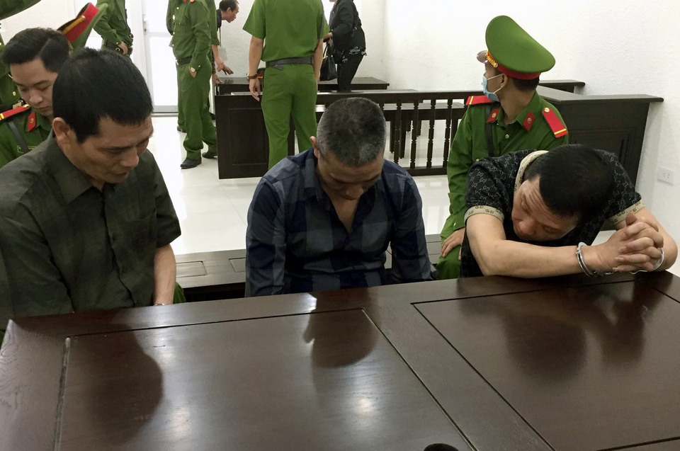 Hà Nội: Gã trai bỏ trốn khi bị đưa ra xét xử nhận thêm 42 tháng tù - 1 Hà Nội: Gã trai bỏ trốn khi bị đưa ra xét xử nhận thêm 42 tháng tù - 1