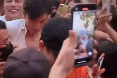 Khoảnh khắc HIEUTHUHAI bị khán giả quá khích kéo áo, sờ soạng gây tranh cãi