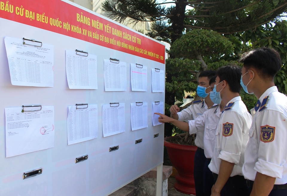 Lực lượng vũ trang luân phiên đi bầu cử để phòng xuất nhập cảnh trái phép - 1 Lực lượng vũ trang luân phiên đi bầu cử để phòng xuất nhập cảnh trái phép - 1