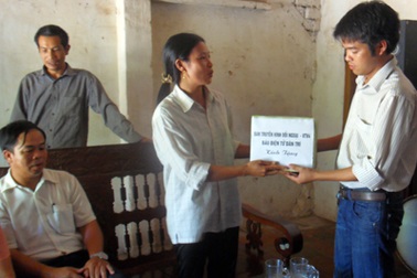 Báo Dân Trí, VTV4 trao quà cho gia đình chị Nguyễn Thị Lan