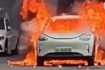 Ô tô điện bán chạy nhất Trung Quốc nổ như đạn pháo, lửa trùm thân xe