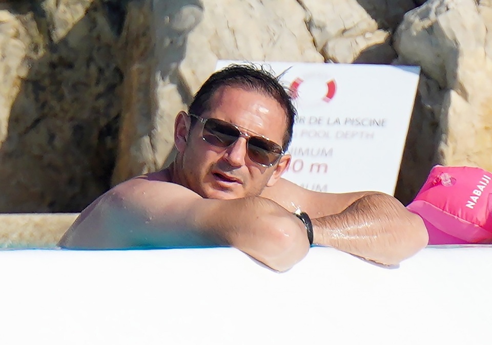 Tạm gác lại bóng đá, HLV Frank Lampard xả hơi trong kỳ nghỉ hè - 4 Tạm gác lại bóng đá, HLV Frank Lampard xả hơi trong kỳ nghỉ hè - 4