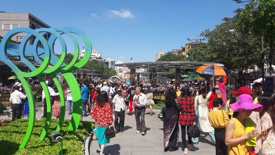 TPHCM: Chen chân chụp ảnh giữa trời nắng nóng ở đường hoa Nguyễn Huệ - 8 TPHCM: Chen chân chụp ảnh giữa trời nắng nóng ở đường hoa Nguyễn Huệ - 8