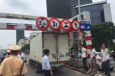 Hà Nội: Cố tình lên cầu vượt, xe tải mắc kẹt dưới khung sắt