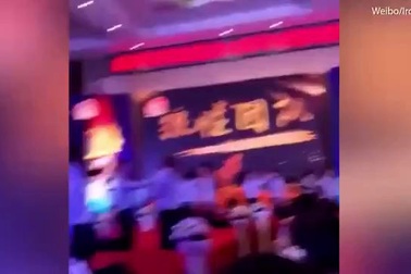 Cảnh được ghi lại trong bữa tiệc cuối năm của công ty Trung Quốc nơi nhân viên tát nhau sưng má trên sân khấu