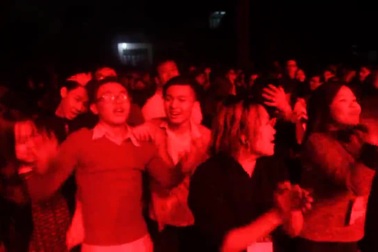 Sinh viên ĐH GTVT cuồng nhiệt trong đêm nhạc rock