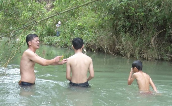 Thầy giáo Vi Hồng Biên, giáo viên Trường THCS xã Mai Sao, huyện Chi Lăng (Lạng Sơn) dạy bơi miễn phí cho trẻ em ở một đoạn suối thuộc địa bàn thôn Nà Lốc. Ảnh Duy Chiến