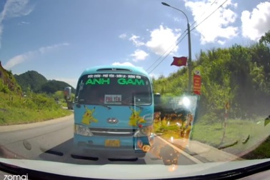Xe khách vượt ẩu trên đường đèo, suýt gây tai nạn đối đầu