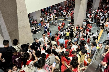 Người dân chen chân lên tàu, đi bộ về nhà sau khi xem diễu binh