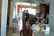 Bà phản ứng nhanh cứu cháu khỏi cú ngã "điếng người"