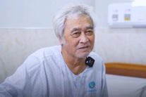 Người đàn ông ở Lâm Đồng xúc động khi được bác sĩ cứu thoát cảnh tàn phế