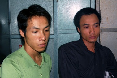 Tóm 2 tên cướp dùng bình xịt hơi cay tấn công phụ nữ