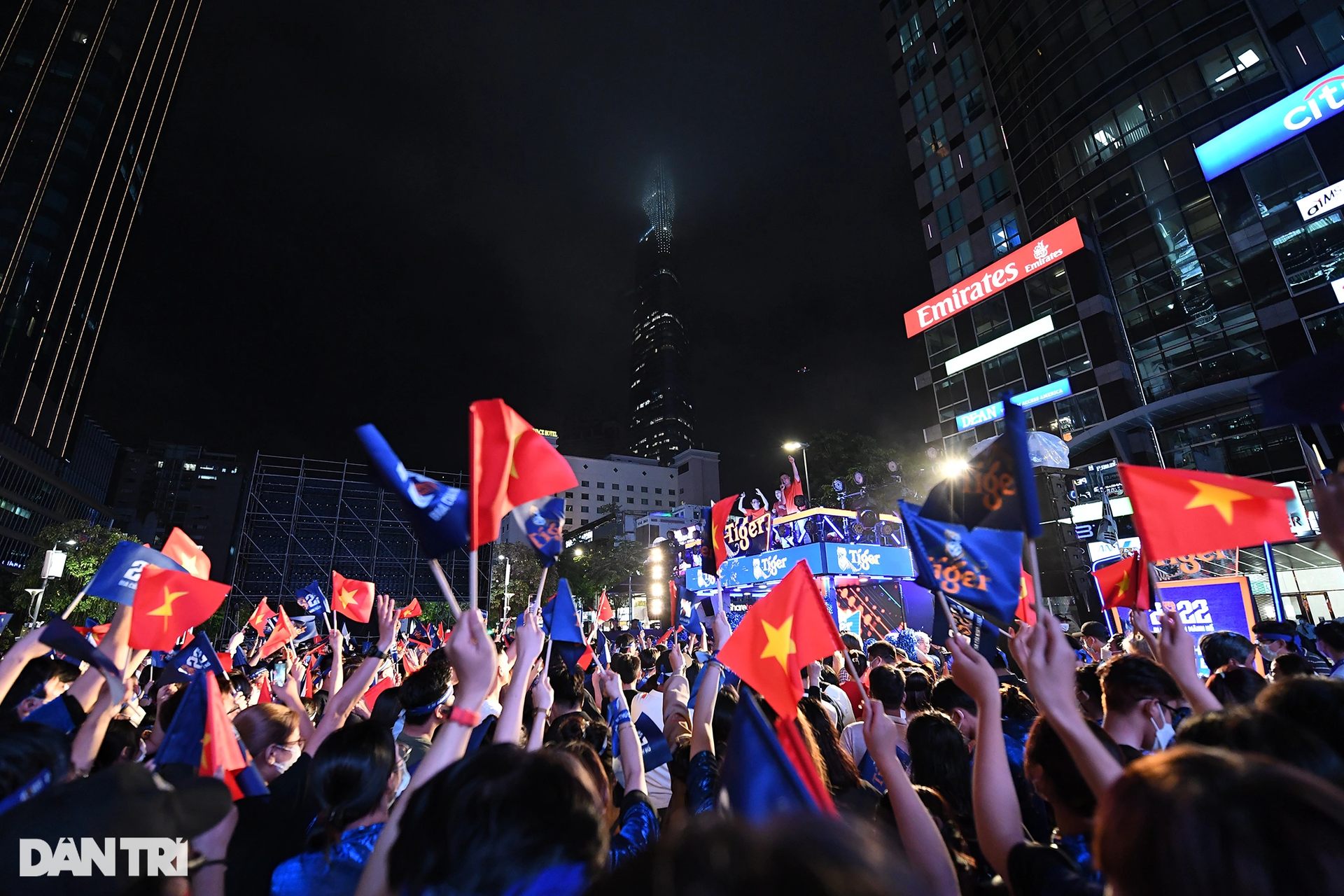 Hàng nghìn cổ động viên TPHCM đội mưa ăn mừng chiến thắng của U23 Việt Nam - 20