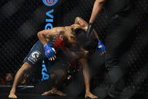 Võ sĩ Trần Ngọc Lượng đánh bại đệ tử của Johnny Trí Nguyễn