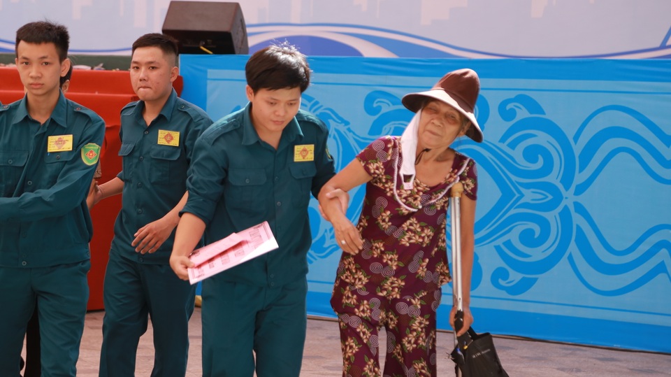 Sửa nhà, tặng sổ tiết kiệm cho đoàn viên công đoàn mắc bệnh hiểm nghèo - 6 Sửa nhà, tặng sổ tiết kiệm cho đoàn viên công đoàn mắc bệnh hiểm nghèo - 6
