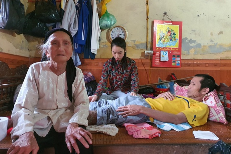 Cô học trò hiếu thảo rời mái trường 4 năm trở thành nữ y tá riêng cho bố - 1 Cô học trò hiếu thảo rời mái trường 4 năm trở thành nữ y tá riêng cho bố - 1